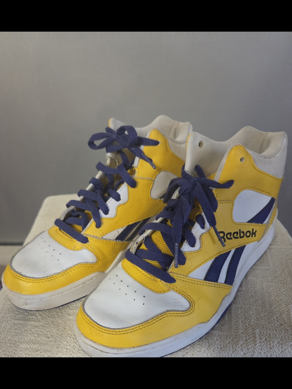 PREOWNED PAIR OF MENS REEBOK ROYAL BB 4500 2 HIGH WHITE/YELLOW SNEAKERS IN SZ 9.